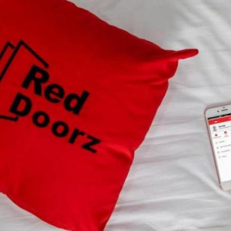 Reddoorz Near Universitas Wijaya Kusuma Сурабая Екстер'єр фото